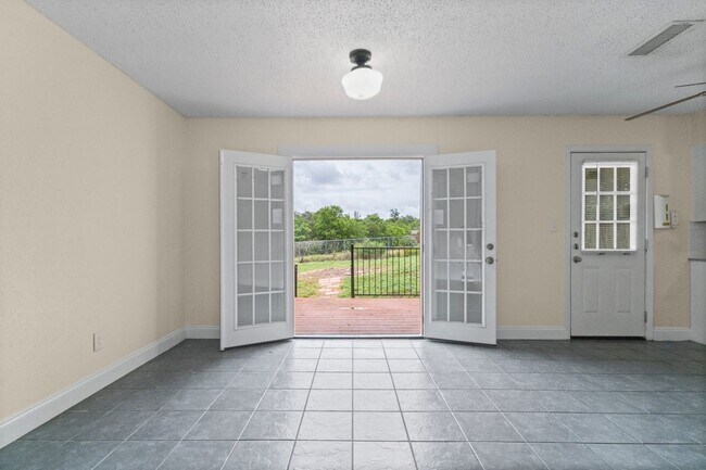 Building Photo - 601 Rucker St