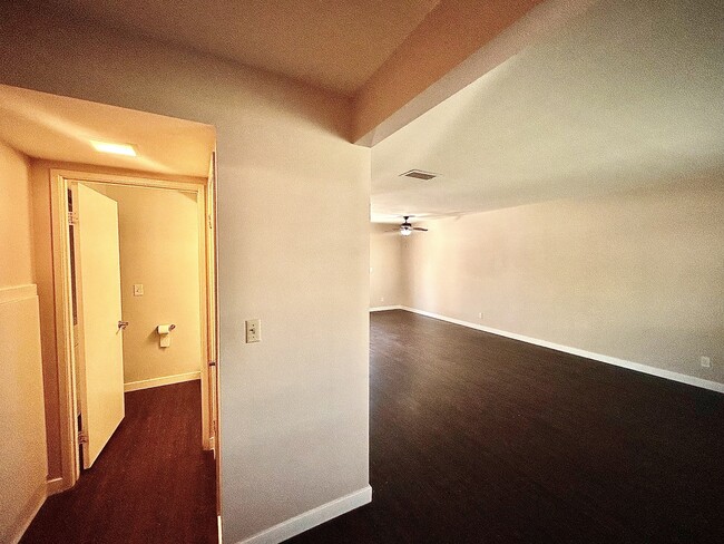 Foto del edificio - 6208 Meadow Brook Ln