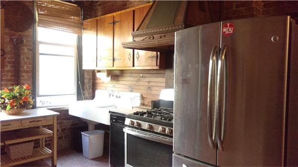 Primary Photo - 160 Newton St