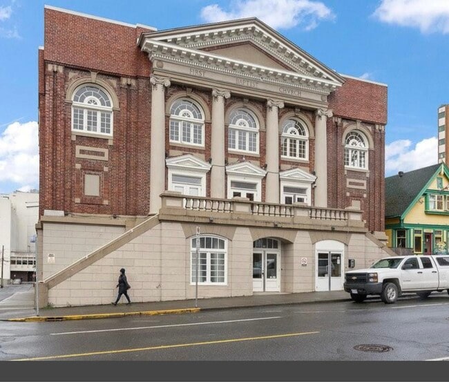 Building Photo - 1602 Quadra St