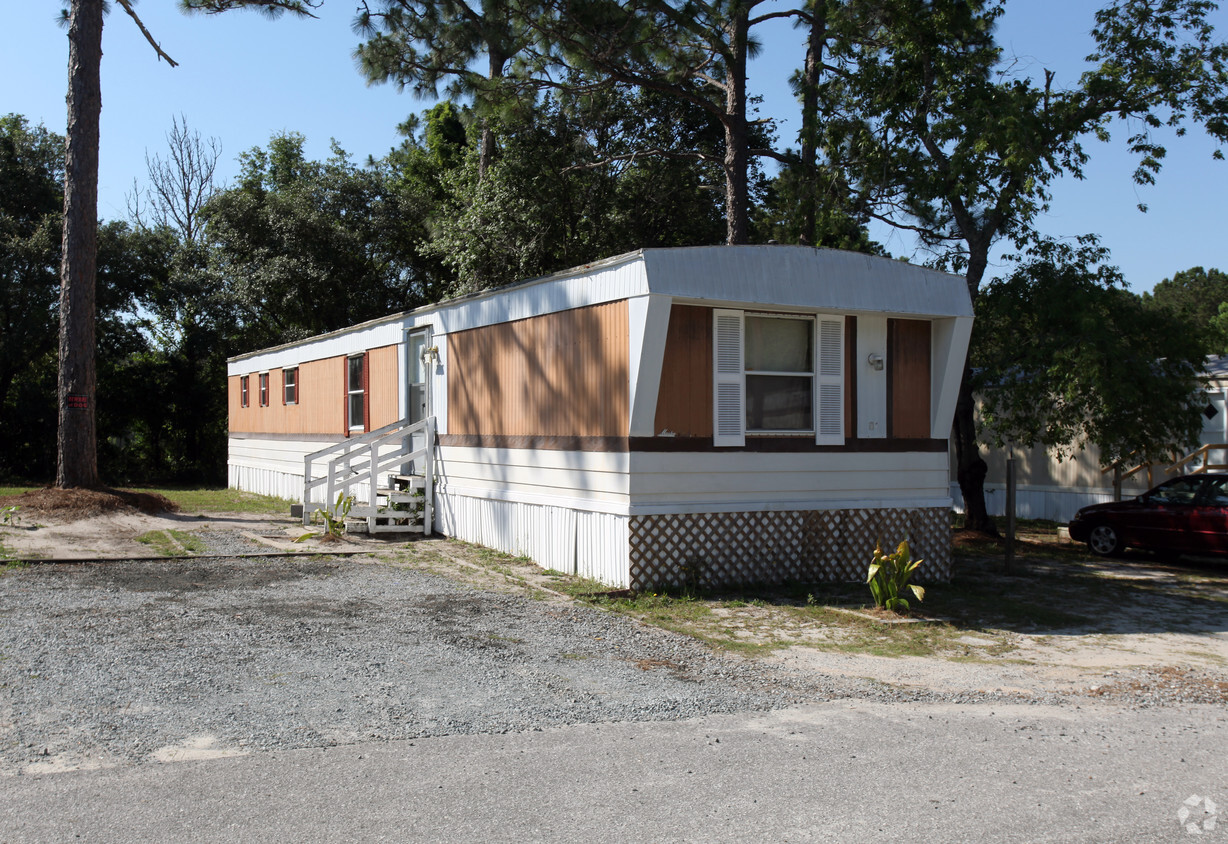 Building Photo - Silver Lakes