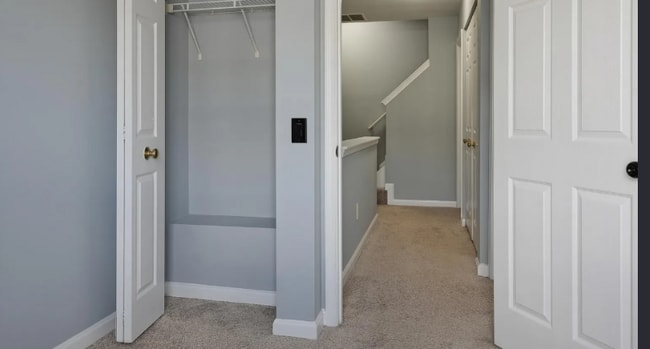 Building Photo - 667 Sprite Way