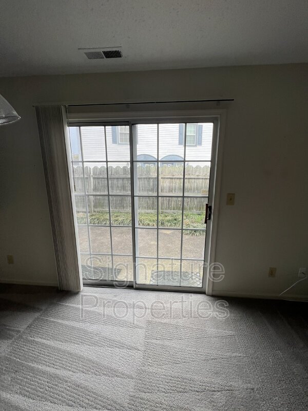 Foto del edificio - 735 Ridge Cir