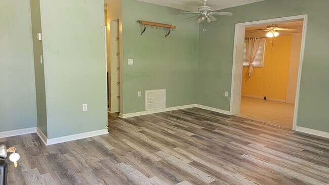 Foto del edificio - 2460 W Angler Ln