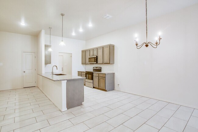 Foto del edificio - 1716 Corpus Avenue  - First full month's r...