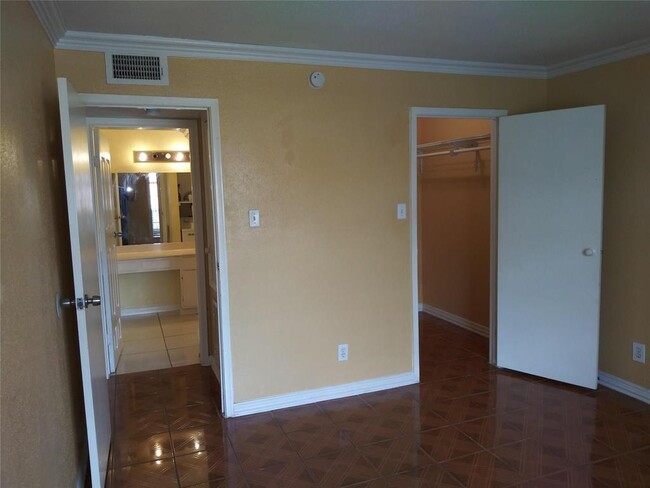 Building Photo - 12500 Sandpiper Dr