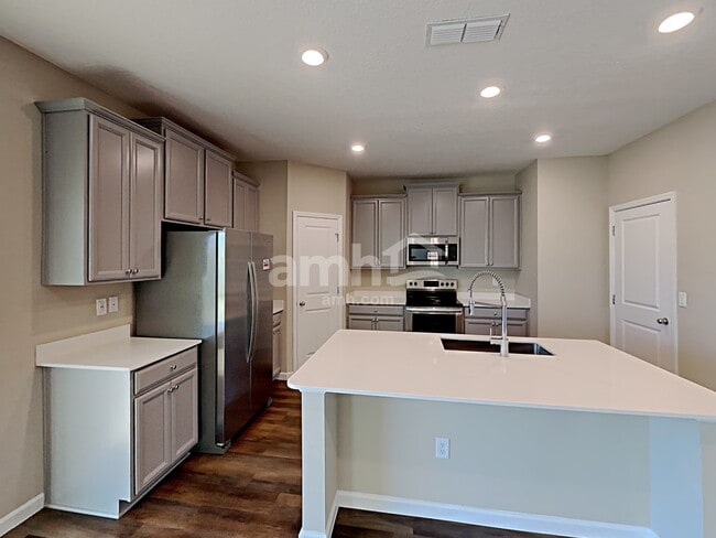 Foto del edificio - 173 Hemlock Pt