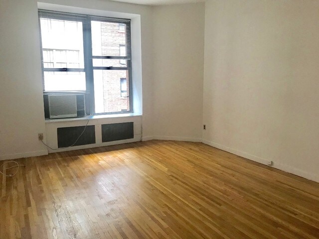 Foto principal - 168 W 58th St