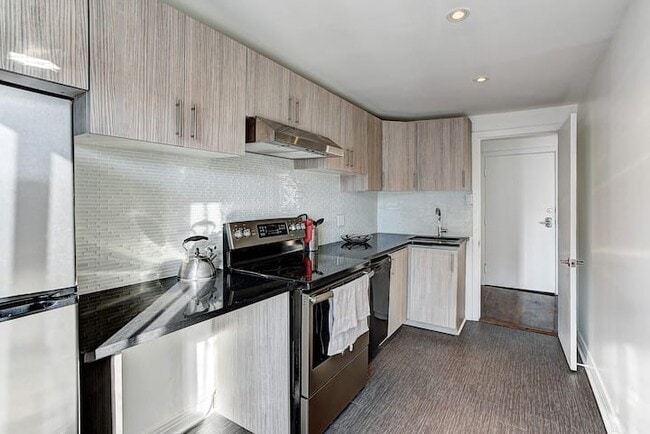 Building Photo - 461 Rue Rue Rachel Est5