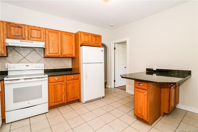 Building Photo - 44 Perry Ave