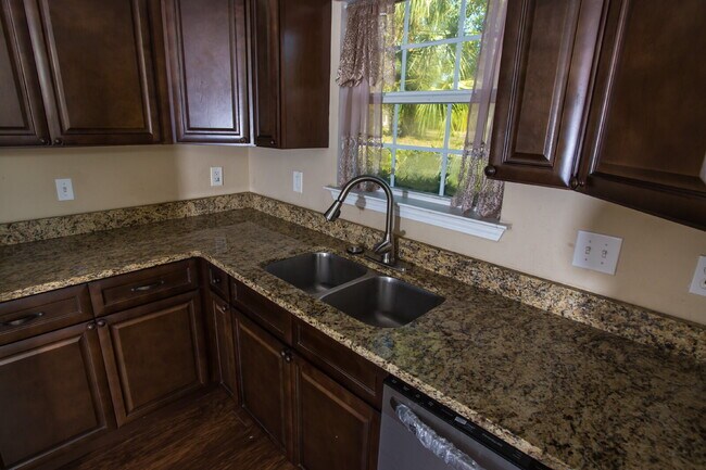 Building Photo - Charming 3-Bedroom Home Near Downtown Pens...