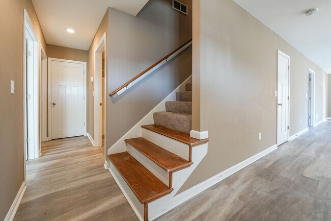 Building Photo - FANTASTIC 3 BR/3 BA CONDO NEAR IROQUOIS PARK