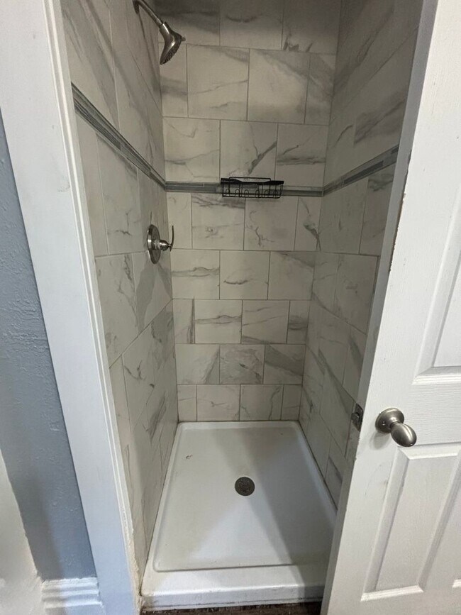 Foto del edificio - Large 4 bedroom 2 bathroom House