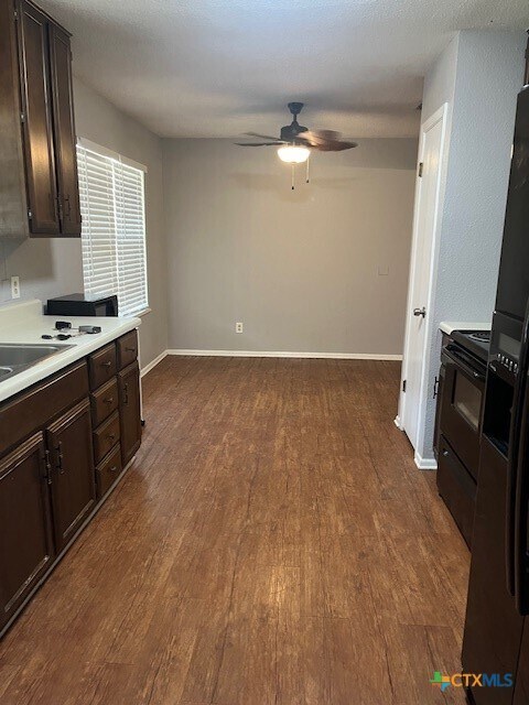 Foto del edificio - 1306 Carnation Ln