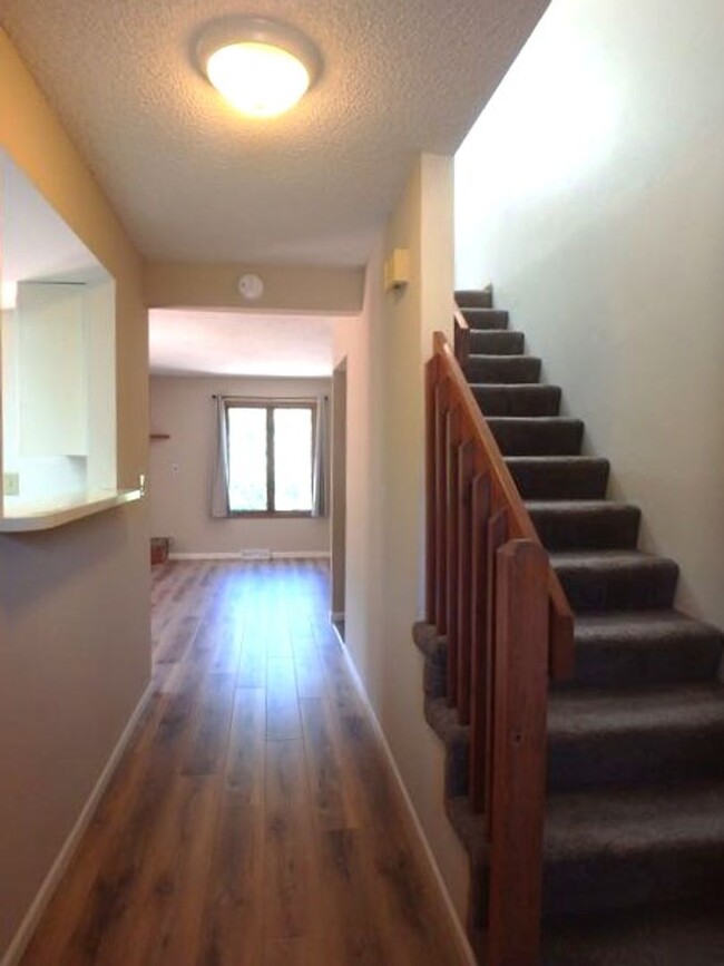 Building Photo - Fantastic 3 Bed 2.5 Bath Condo In S. Columbia