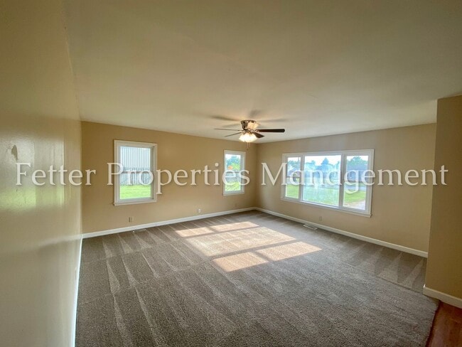 Building Photo - 4 Bedroom Home!