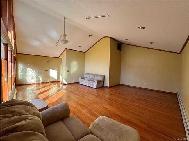 Foto del edificio - 41 Flower Hill Rd
