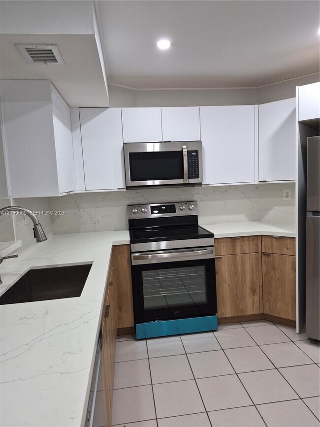 Foto del edificio - 9447 Fontainebleau Blvd