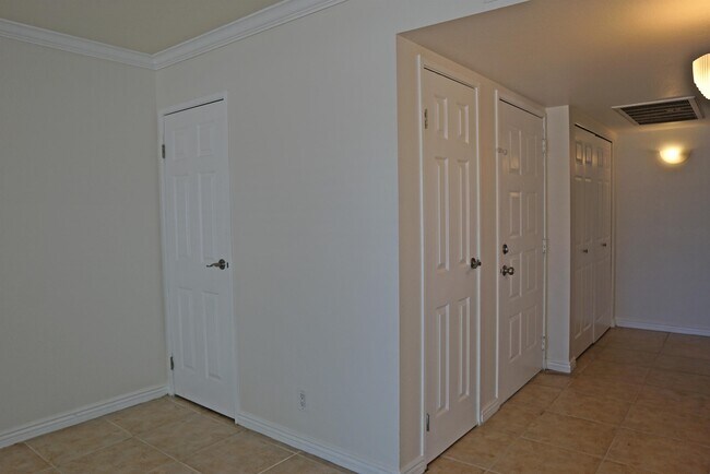 Foto del edificio - 43376 Cook St