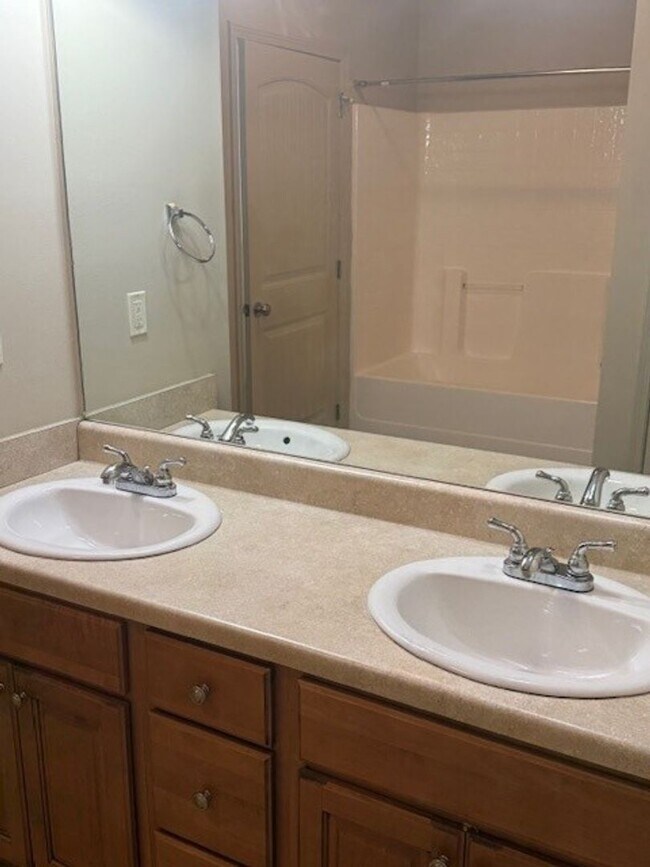 Foto del edificio - Nice 3 Bed 2 Bath Home! Available Now!