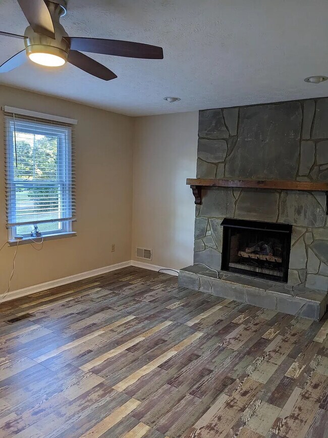 Foto del edificio - Room in House on Karl Ct