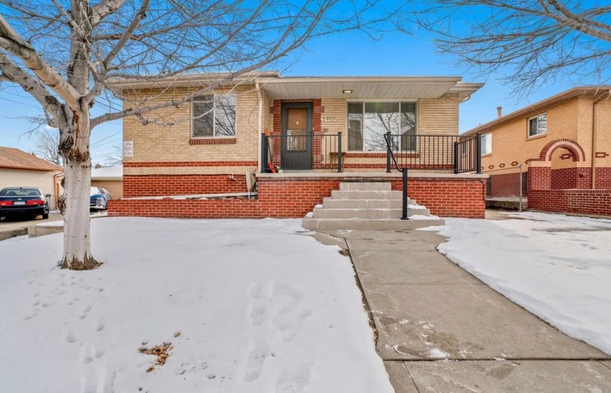 Primary Photo - Gorgeous 2 Bedroom home close to Sloan's L...