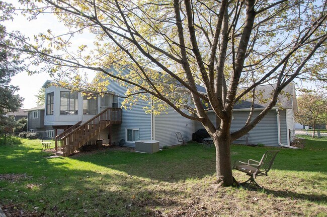 Foto del edificio - 3-Bedroom NE Rochester home with Sunroom, Fenced Backyard & Attached Garage