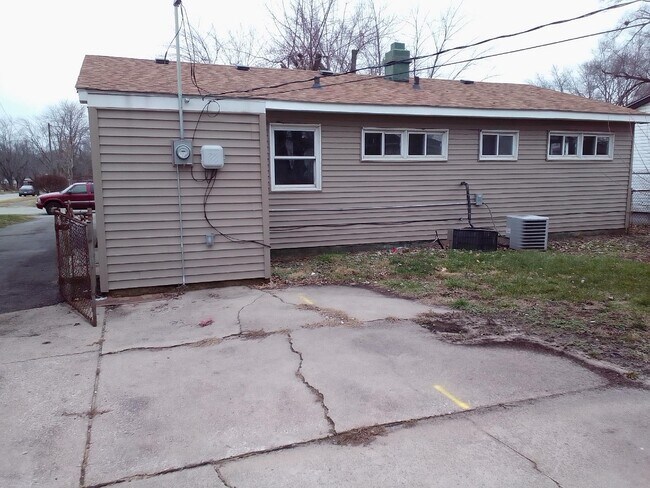 Building Photo - 4400 W 21st Pl