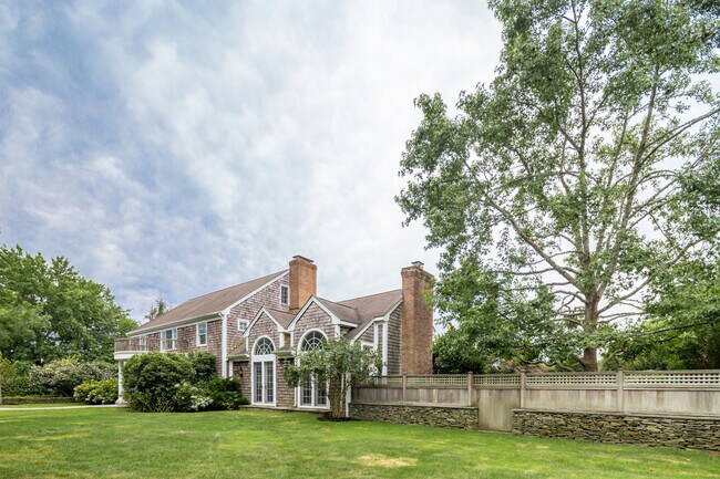 Building Photo - 460 Butter Ln