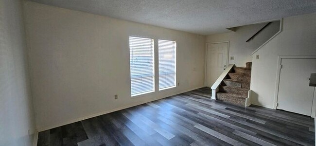 Foto del edificio - Tour Today! Newly Updated 2/1.5 Townhome i...