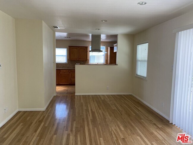 Foto del edificio - 22110 Gilmore St