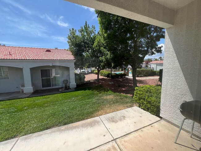Building Photo - One-Level Townhouse off of Tropicana/Durango