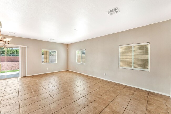 Foto del edificio - Stylish Two-Story Home with Loft and Dual Balconies in a Bright, Open Layout!
