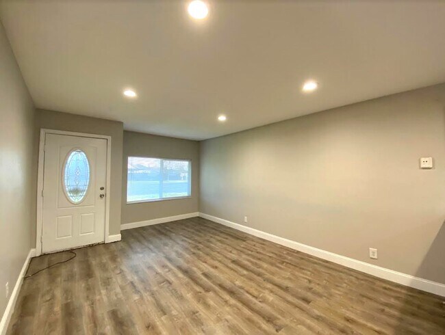 Foto del edificio - 823 E Bellevue Rd