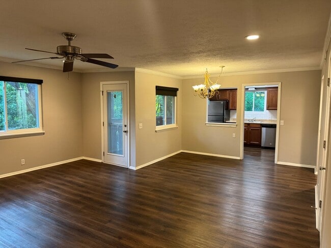 Building Photo - Charming 3 bed 2 bath Townhouse near Nippe...