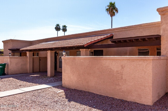 Building Photo - 615 N Arrowhead Dr