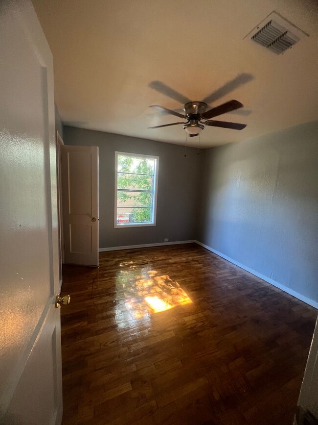 Building Photo - $925/mo $700 deposit $40 application fee