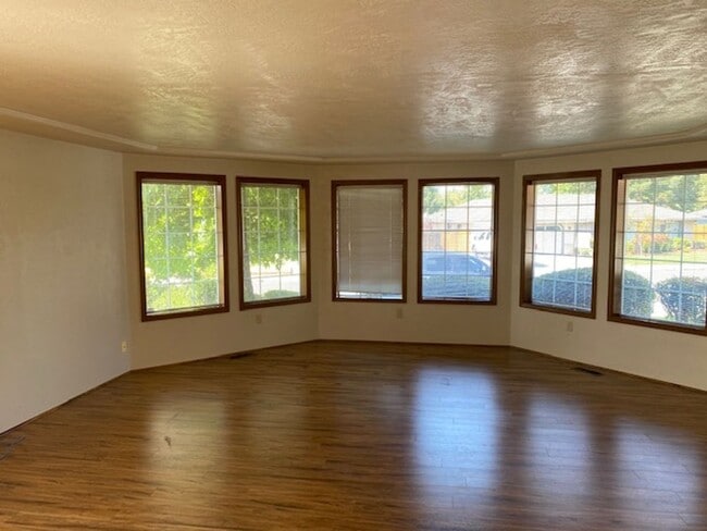 Foto del edificio - LARGE SINGLE FAMILY HOME, ONE LEVEL W/ FEN...