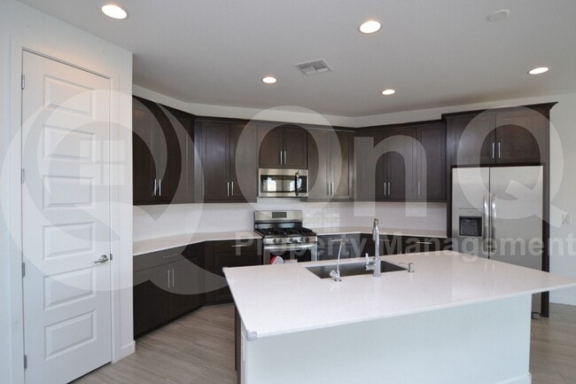 Building Photo - 9213 W Glenrosa Ave