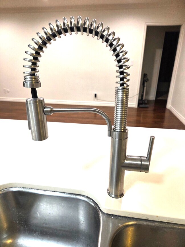 Foto del edificio - 1344 N Martel Ave