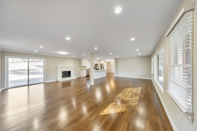 Building Photo - 909 Rosedale Dr