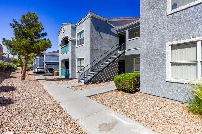 Building Photo - 3 Bedroom Northwest Condo-Gate Community
