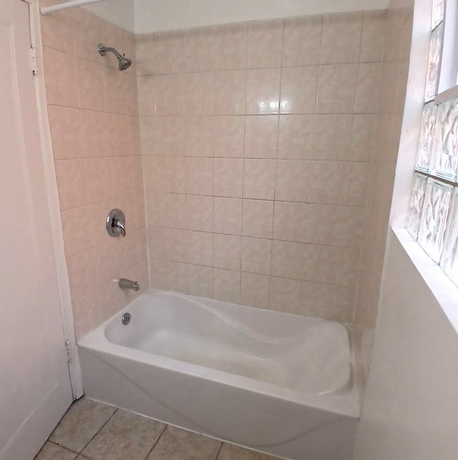 Building Photo - 4808 W Barry Ave