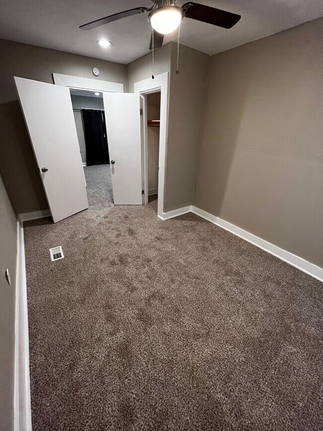 Building Photo - Newly updated Duplex! Perfect 2 Bed, 1 Bat...
