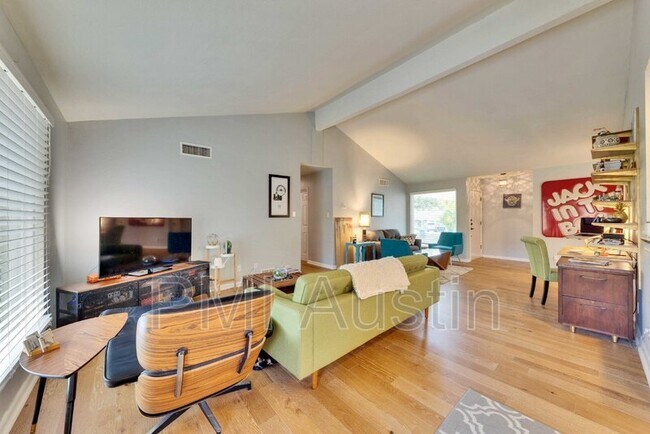 Building Photo - 8213 Briarwood Ln