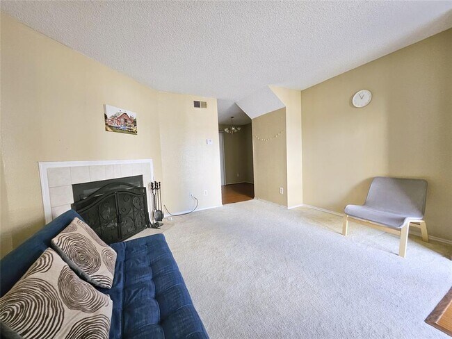 Foto del edificio - 3826 Landmark Dr