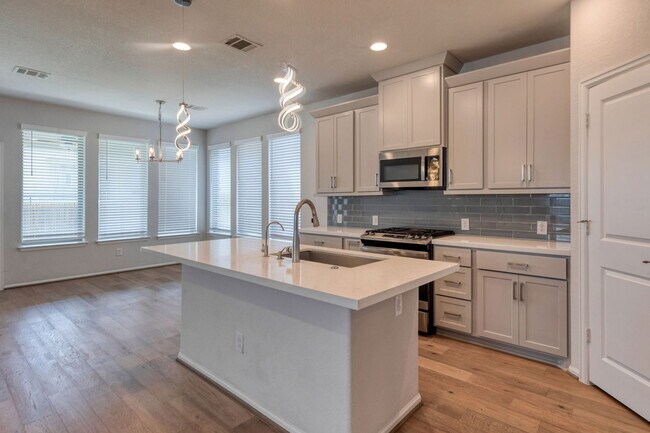 Building Photo - 125 Rangel Dr