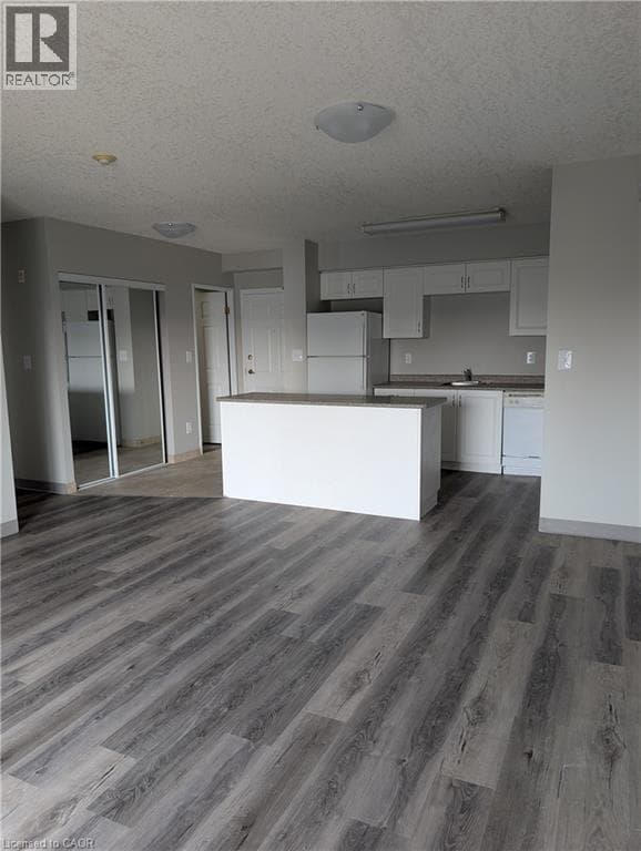 Building Photo - 736 Old Albert St