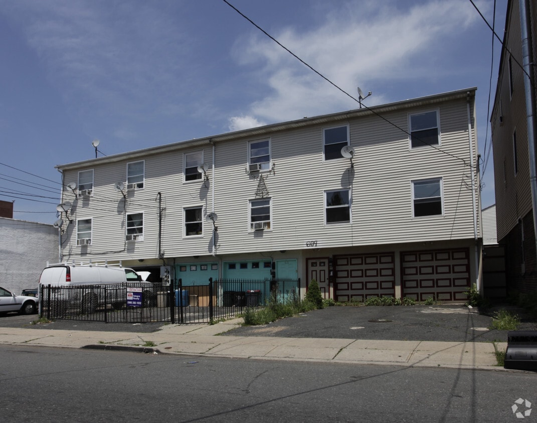 Building Photo - 609-613 E Jersey St