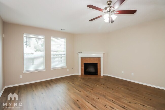 Foto del edificio - 4914 Forest Hurst Dr